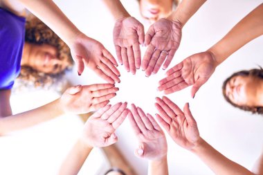 Genç ve güzel sporcular elleriyle jest yapıyor.