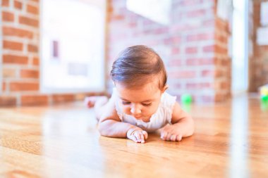 Anaokulunda renkli oyuncaklar arasında mutlu güzel bir bebek.