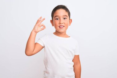Güzel çocuk, izole edilmiş beyaz arka planda durup el ve parmaklarıyla 