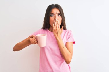 Genç, güzel bir kadın pembe kahve içiyor. İzole edilmiş beyaz arka plan kaplamasının başında duruyor. Ağzı, hata yüzünden utançla kaplanmış, korku ifadesi, sessizlikten korkmak, gizli bir kavram.