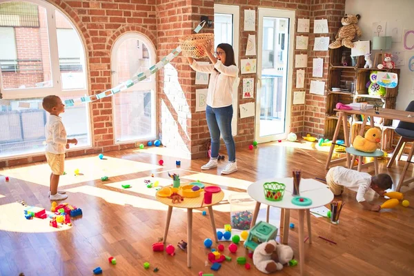 Gyönyörű Tanár Kisgyermekek Kosaraznak Labdák Fonott Kosár Körül Sok Játék — Stock Fotó