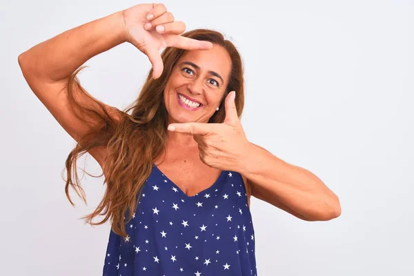 Mulher Madura Meia Idade Sobre Fundo Isolado Branco Sorrindo Fazendo — Fotografia de Stock