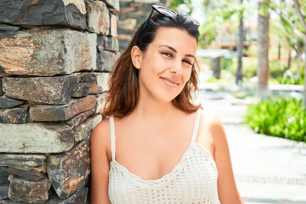 Mladá Krásná Žena Usměvavá Šťastný Těší Slunečný Letní Den Hotelovém — Stock fotografie