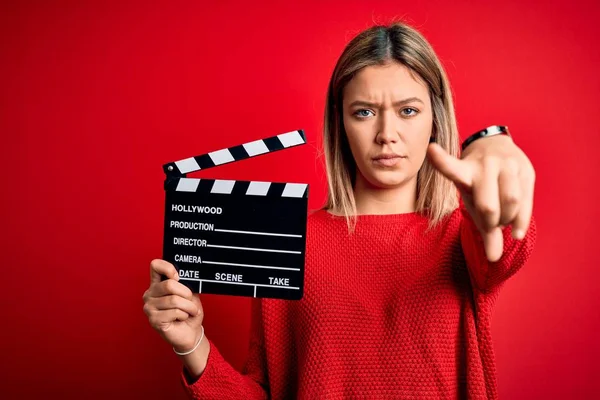 Giovane Bella Donna Tenendo Clapboard Piedi Sopra Isolato Sfondo Rosso — Foto Stock