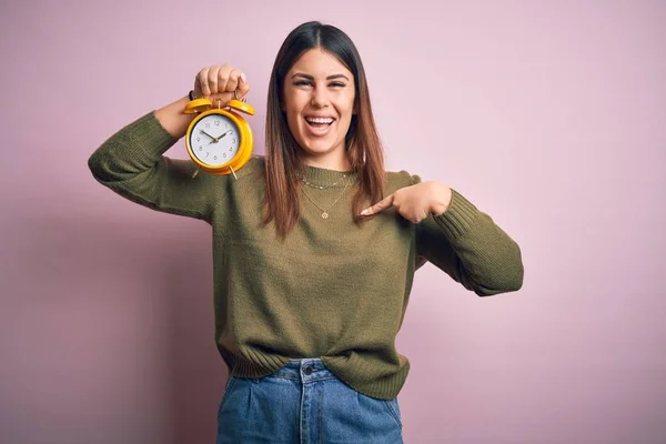 Jeune Belle Femme Tenant Réveil Debout Sur Fond Rose Isolé — Photo