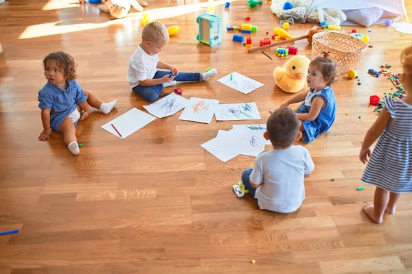 Αξιολάτρευτη Ομάδα Μικρών Παιδιών Που Κάθονται Στο Πάτωμα Ζωγραφίζοντας Χρησιμοποιώντας — Φωτογραφία Αρχείου