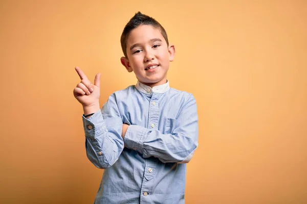 Niño Pequeño Con Una Camisa Elegante Pie Sobre Fondo Amarillo — Foto de Stock