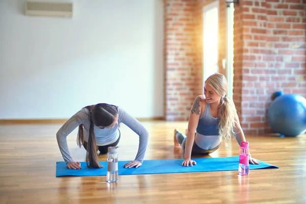 Jeunes Belles Sportives Pratiquant Yoga Gymnase — Photo