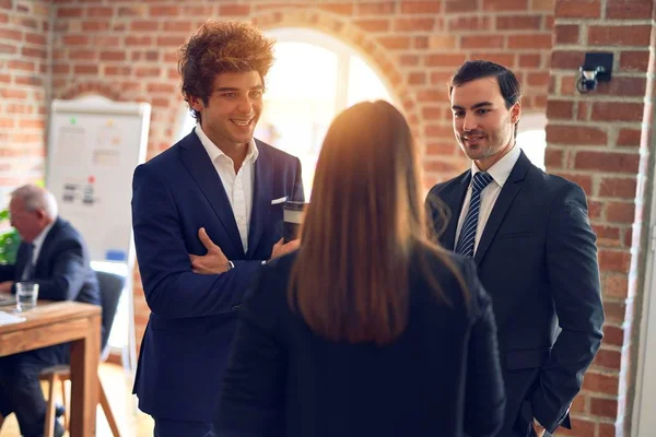 Ung Vacker Grupp Företagare Ler Glad Och Säker Stående Med — Stockfoto