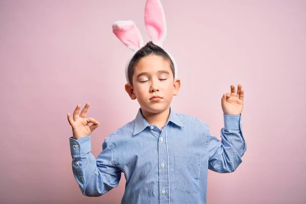 Niño Pequeño Con Orejas Conejito Pascua Sobre Fondo Rosa Aislado — Foto de Stock