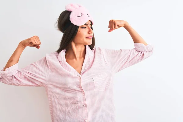 Mujer Hermosa Joven Con Máscara Sueño Pijama Sobre Fondo Blanco — Foto de Stock