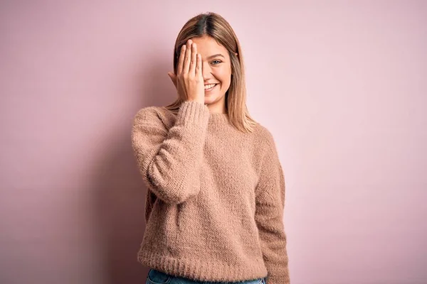 Sarışın Güzel Bir Kadın Pembe Yünlü Bir Arka Plan Üzerine — Stok fotoğraf