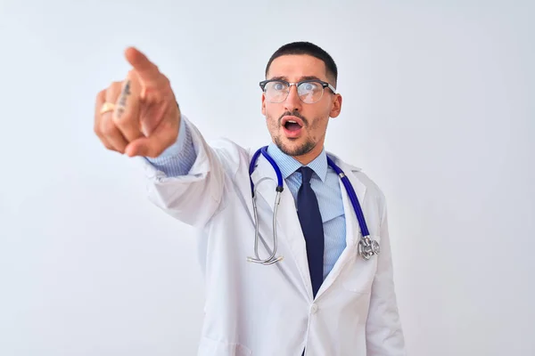 Young Doctor Man Wearing Stethoscope Isolated Background Pointing Finger Surprised — ストック写真