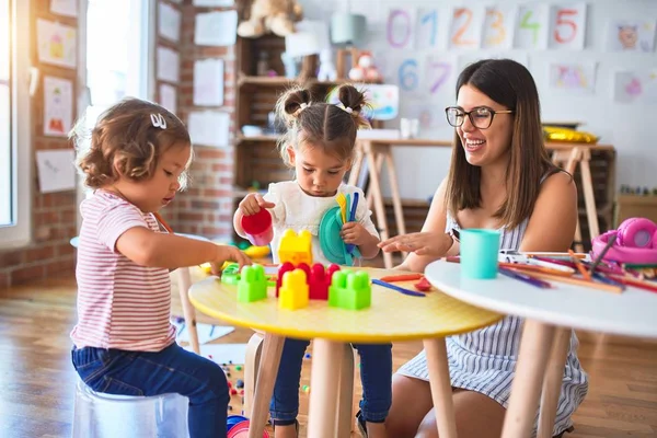 Junge Schöne Lehrerin Und Kleinkinder Spielen Mahlzeiten Mit Plastiknahrung Und — Stockfoto