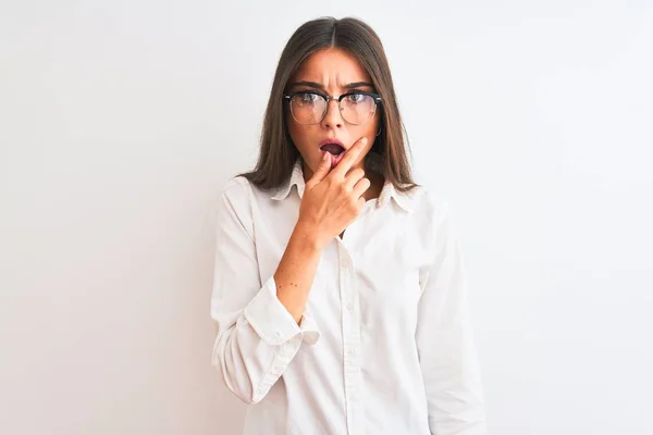 Junge Schöne Geschäftsfrau Mit Brille Steht Vor Isoliertem Weißen Hintergrund — Stockfoto