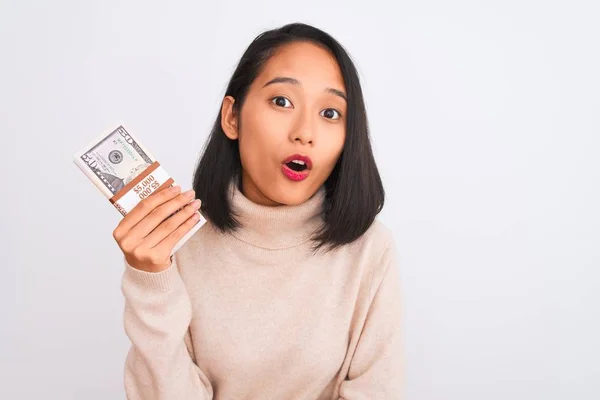 Jovem Mulher Chinesa Bonita Segurando Dólares Sobre Fundo Branco Isolado — Fotografia de Stock