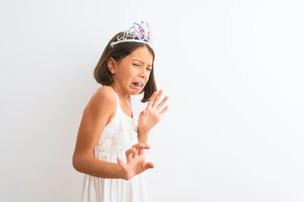 Belle Enfant Fille Portant Couronne Princesse Debout Sur Fond Blanc — Photo