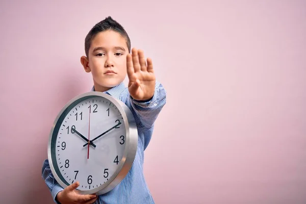 Kleiner Junge Kind Hält Große Minutenuhr Über Isoliertem Rosa Hintergrund — Stockfoto