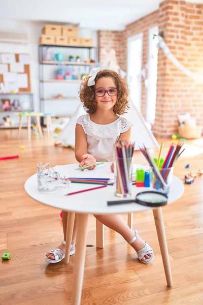 Beautiful Toddler Wearing Glasses Sitting Drawing Using Paper Pencils Kindergarten — Stock Photo, Image