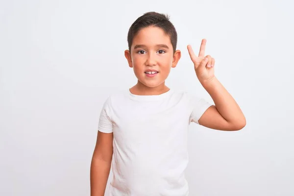 Hermoso Niño Con Camiseta Casual Pie Sobre Fondo Blanco Aislado — Foto de Stock