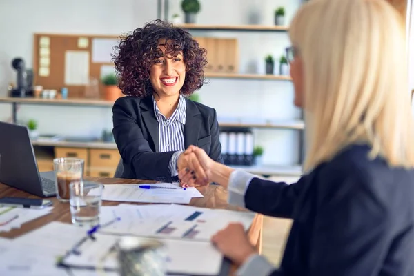 Dos Hermosas Empresarias Sonriendo Felices Trabajando Juntos Estrechando Las Manos —  Fotos de Stock