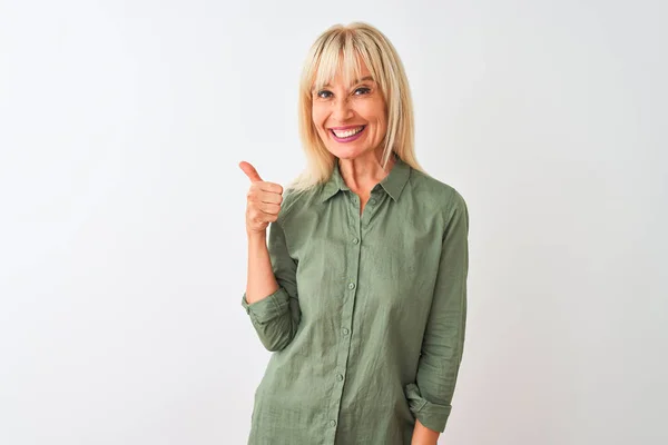 Middelbare Leeftijd Vrouw Draagt Groene Casual Shirt Staan Geïsoleerde Witte — Stockfoto