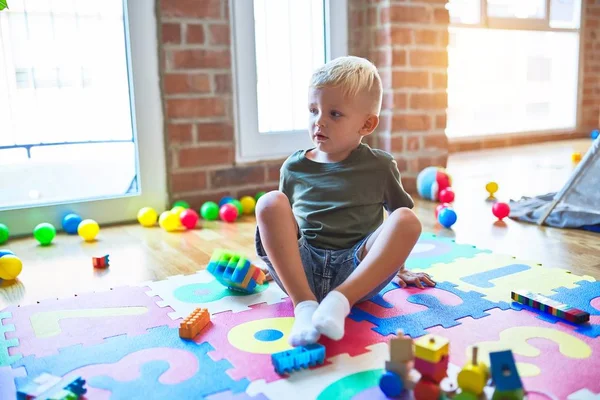 幼稚園でおもちゃで遊んでいる若い白人の子供 未成年の男の子幸せ Playroom — ストック写真