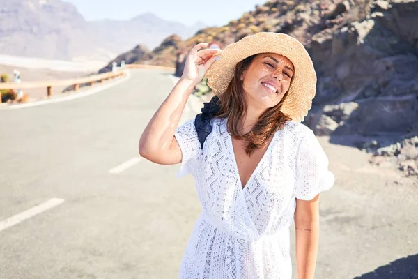 Jeune Belle Femme Touristique Souriant Heureux Profiter Des Vacances Été — Photo