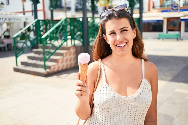 Yazın Güneşli Bir Gününde Dondurma Yiyen Genç Güzel Bir Kadın — Stok fotoğraf