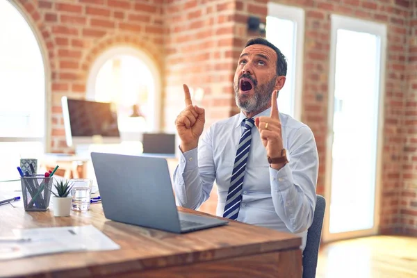 Medelålders Stilig Affärsman Klädd Slips Sitter Med Laptop Kontoret Förvånad — Stockfoto