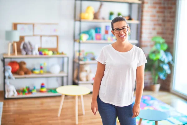 Joven Hermosa Maestra Con Gafas Pie Jardín Infantes — Foto de Stock