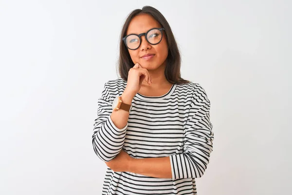 Ung Kinesisk Kvinna Bär Randig Shirt Och Glasögon Över Isolerad — Stockfoto