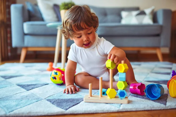 Menina Criança Bonita Brincando Com Brinquedos Tapete — Fotografia de Stock