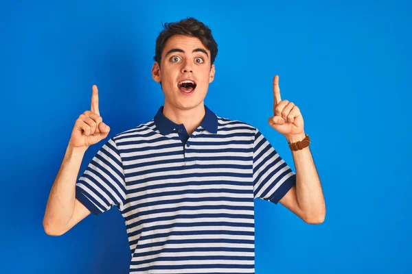 Tiener Jongen Dragen Casual Shirt Staan Blauw Geïsoleerde Achtergrond Lachen — Stockfoto