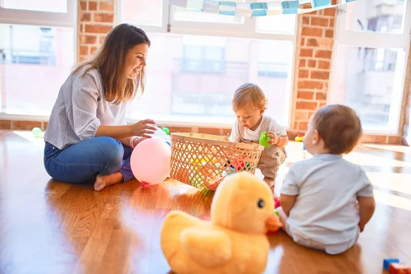 Bela Professora Crianças Brincando Com Muitos Brinquedos Jardim Infância — Fotografia de Stock