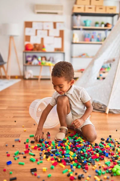 Vackra Afrikanska Amerikanska Småbarn Leker Med Små Byggstenar Leende Dagis — Stockfoto