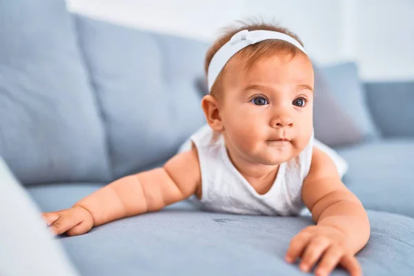 Förtjusande Bebis Som Ligger Soffan Hemma Nyfödd Avkopplande Och Vilar — Stockfoto