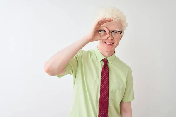 Ung Albino Affärsman Bär Skjorta Och Slips Stående Över Isolerad — Stockfoto