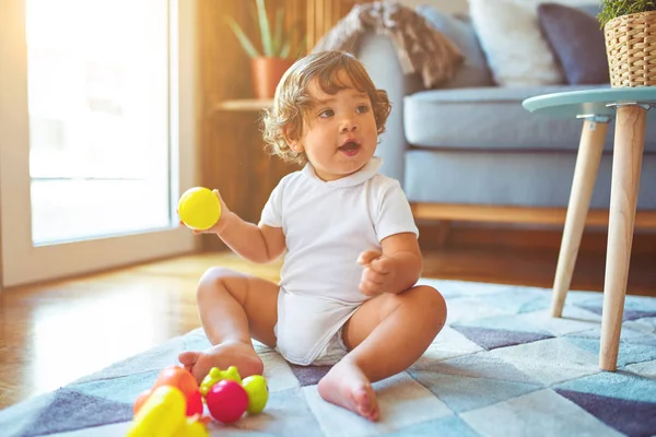 Vackra Småbarn Barnflicka Leker Med Leksaker Mattan — Stockfoto