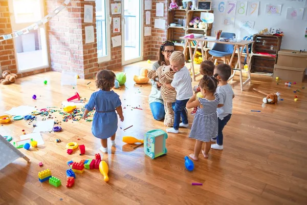 Gyönyörű Tanár Kisgyermekek Csoportja Akik Sok Játékot Játszanak Óvodában — Stock Fotó