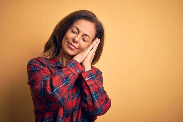 Mujer Hermosa Mediana Edad Con Camisa Casual Pie Sobre Fondo —  Fotos de Stock