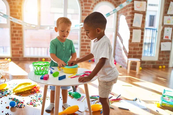 Adoráveis Crianças Brincando Torno Muitos Brinquedos Jardim Infância — Fotografia de Stock