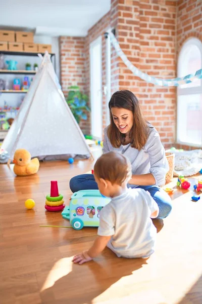 Bela Professora Criança Brincando Com Muitos Brinquedos Jardim Infância — Fotografia de Stock