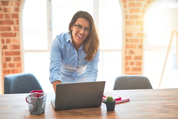 Young Business Woman Stående Vid Skrivbordet Arbetar Med Computer Laptop — Stockfoto