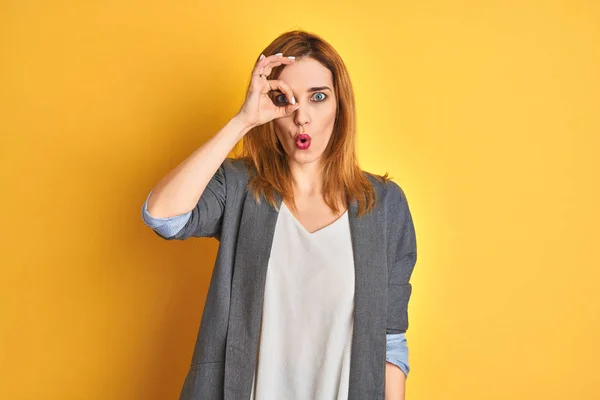 Redhead Caucasian Business Woman Yellow Isolated Background Peeking Shock Covering — Stockfoto