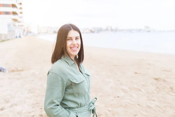 Jovem Mulher Bonita Sorrindo Muito Feliz Pela Praia — Fotografia de Stock