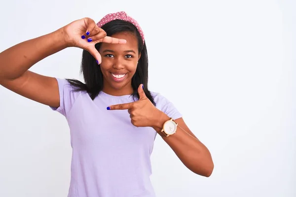 Linda Jovem Afro Americana Vestindo Diadema Sobre Fundo Isolado Sorrindo — Fotografia de Stock