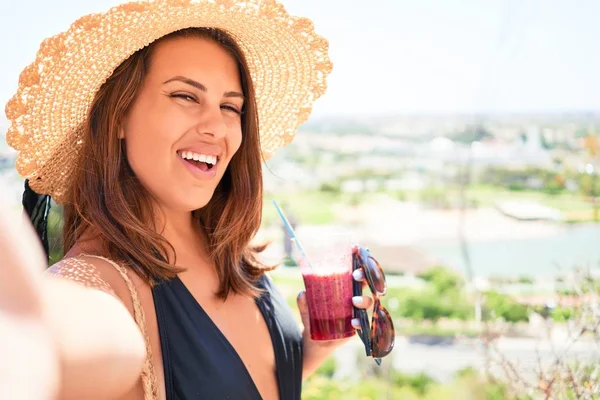 Schöne Frau Badeanzug Macht Sommerurlaub Ein Selfie Mit Dem Smartphone — Stockfoto