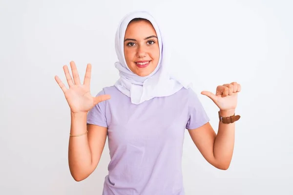 Ung Vacker Arabiskt Flicka Bär Hijab Stående Över Isolerad Vit — Stockfoto