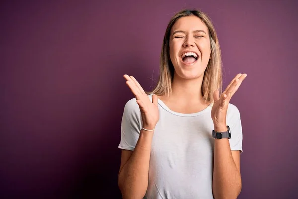 Junge Schöne Blonde Frau Trägt Legeres Weißes Shirt Über Lila — Stockfoto